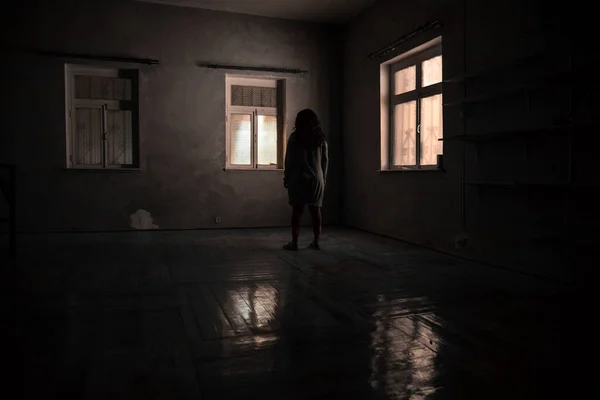 Silueta Horror Dentro Habitación Espeluznante Abandonada Con Ventana Por Noche — Foto de Stock