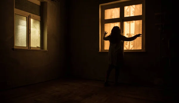 Horreur Silhouette Intérieur Abandonné Chambre Flippante Avec Fenêtre Nuit Scène — Photo
