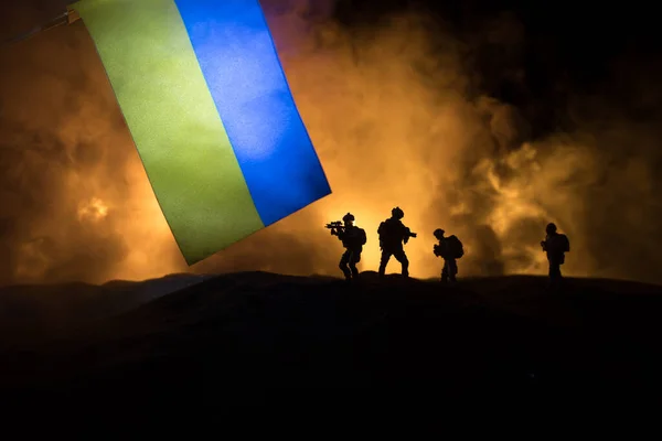 Guerra Rusa Ucrania Concepto Silueta Soldados Armados Contra Bandera Ucraniana —  Fotos de Stock