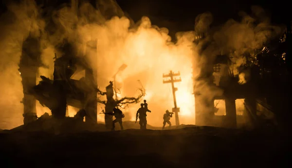 Sziluett Katona Aki Kisfiút Cipel Vállán Tűztől Orosz Háború Ukrajnában — Stock Fotó