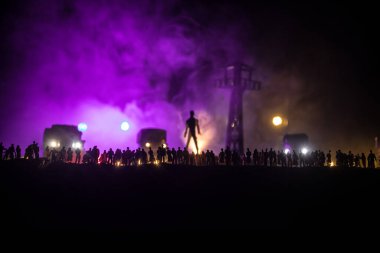 Yaratıcı sanat dekorasyonu, Ukrayna 'da Rus savaşı. Kalabalık dev insan ve gözetleme kulesinin dev patlamasına ve siluetine bakıyor. Seçici odak