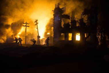 Silüet asker, küçük çocuğu ateşten omuzunda taşıyor. Rus savaşı Ukrayna konseptinde. Yanmış şehirden küçük bir çocukla taşınan adam savaşta yok oldu. Seçici odak