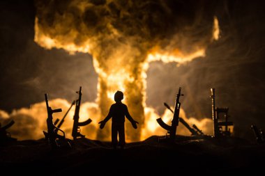 Yaratıcı sanat dekorasyonu, Ukrayna 'da Rus savaşı. Yol ve dev silahlar. Nükleer bomba patlaması. Seçici odak