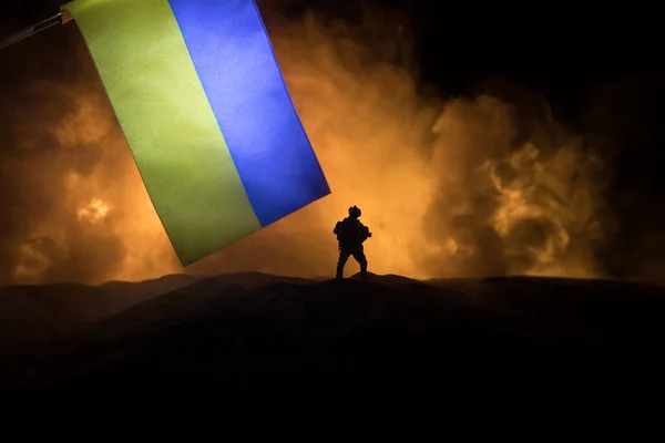 Russian War Ukraine Concept Silhouette Armed Soldiers Ukrainian Flag Burned — Stock Photo, Image