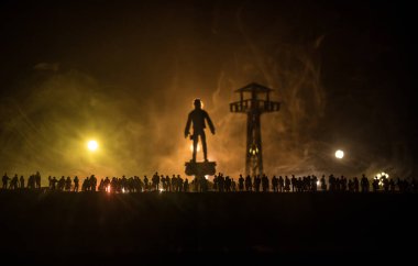 Yaratıcı sanat dekorasyonu, Ukrayna 'da Rus savaşı. Kalabalık dev insan ve gözetleme kulesinin dev patlamasına ve siluetine bakıyor. Seçici odak