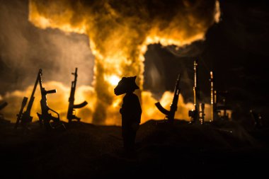 Yaratıcı sanat dekorasyonu, Ukrayna 'da Rus savaşı. Yol ve dev silahlar. Nükleer bomba patlaması. Seçici odak