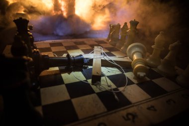 Savaş kavramı ya da küresel siyasetle manipülasyon. Satranç tahtası ve manipülasyon sembolü kullanarak savaşın kavramsal görüntüsü. Seçici odak