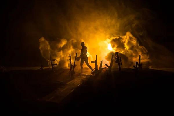 Decoração Arte Criativa Guerra Russa Conceito Ucrânia Estrada Armas Gigantes — Fotografia de Stock