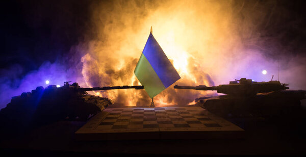 Война между Россией и Украиной, концептуальный образ войны с использованием шахматной доски и национальных флагов на фоне взрыва. Украинский и российский кризис, политический конфликт. Селективный фокус