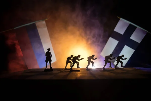 Finlandiya Rusya Bayrakları Koyu Arkaplanda Oyuncak Askerler Ulusal Bayraklar Kullanılarak — Stok fotoğraf