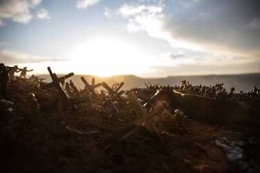 2. Dünya Savaşı canlandırması (D-Day). Oyuncak askerler, çıkarma gemileri ve kirpilerle yaratıcı dekorasyon. 6 Haziran 1944 'te Normandiya' ya inen savaş sahnesi. Seçici odak