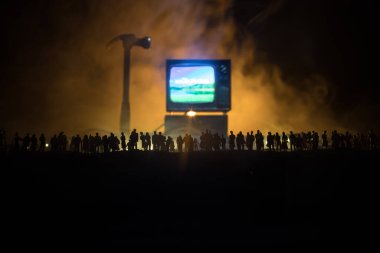 TV konseptinde sahte haberler. Kalabalığın siluetleri dev televizyon kutusuna bakıyor. Yaratıcı sanat dekorasyonu. Seçici odak