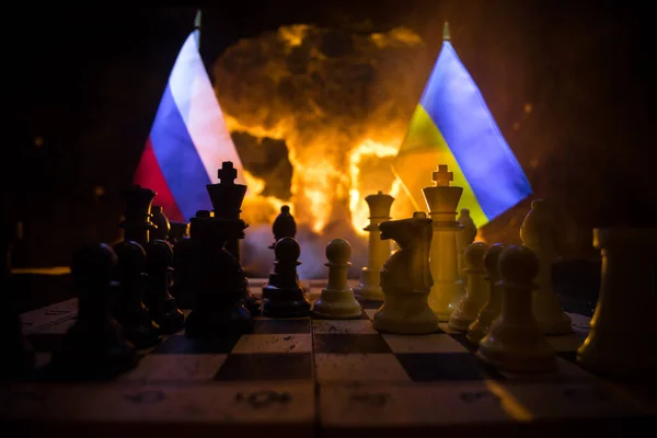 俄罗斯和乌克兰之间的战争 在爆炸背景下使用棋盘 士兵和国旗的战争的概念形象 乌克兰和俄罗斯危机 有选择的重点 — 图库照片