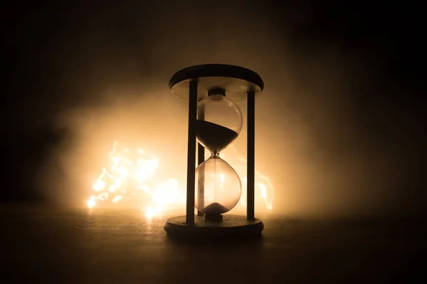 時間の概念 暗いトーンの背景に1時間ガラスの時計のシルエット コピースペース付きの抽象概念 選択的焦点 — ストック写真