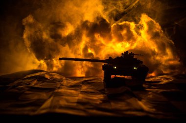 Rusya ve Ukrayna arasındaki savaş, patlamanın karanlık arka planında satranç tahtası ve tank kullanarak savaşın kavramsal görüntüsü. Ukrayna ve Rusya krizleri, siyasi çatışmalar. Seçici odak