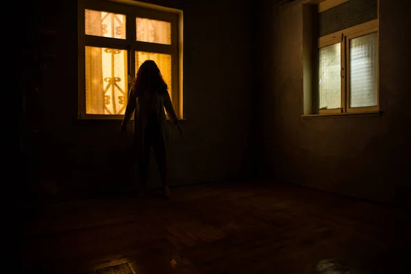 Horror Silhouette Verlassenen Gruseligen Zimmer Mit Nächtlichem Fenster Horrorszene Halloween — Stockfoto