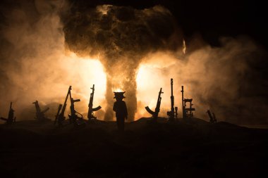 Yaratıcı sanat dekorasyonu, Ukrayna 'da Rus savaşı. Yol ve dev silahlar. Nükleer bomba patlaması. Seçici odak