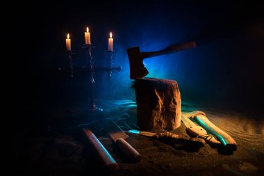 Eski balta korku kırmızı sisli arka plan ağaç gövdesinde bağlı. Manyak katil silah ile korkunç Halloween Tema. Boş alanı. Seçici odak