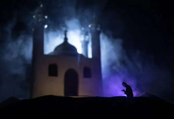 トーン霧の背景にモスクの建物のシルエット ラマダーン カレームの背景 祈りのシルエットと現実的なモスクのミニチュア 選択的焦点 — ストック写真