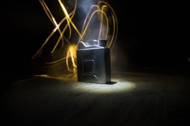 Metalik yakıt konteynırı. Benzin bidonu, mazot gazı. Arka farlı, karanlığa dayanıklı depolama tankı ateşleyin. Seçici odak