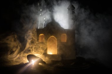 Sisli arka planda cami binasının silueti. Ramazan Kareem geçmişi. Dua silueti olan gerçekçi bir cami minyatürü. Seçici odak