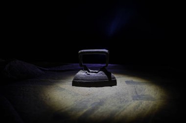 Eskimiş düz ütü, antika ütü, retro ütü. Seçici odak