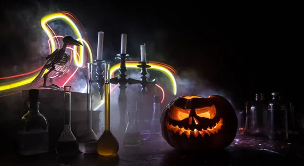 Scrivania Del Mago Concetto Horror Halloween Pozioni Magiche Bottiglie Tavolo — Foto Stock