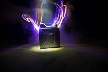 Metalik yakıt konteynırı. Benzin bidonu, mazot gazı. Arka farlı, karanlığa dayanıklı depolama tankı ateşleyin. Seçici odak