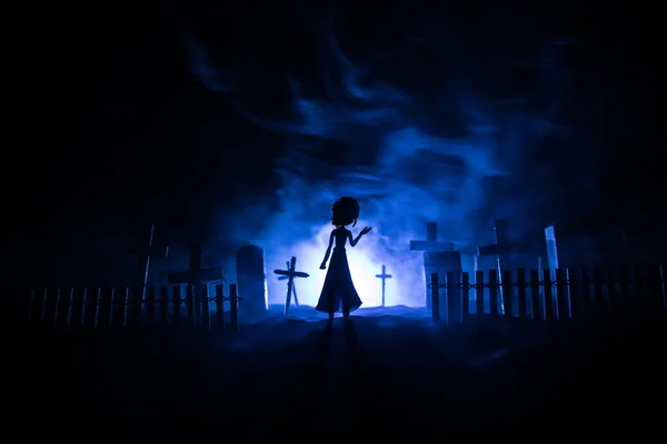 Menina Andando Sozinha Cemitério Noite Fundo Enevoado Tons Escuros Conceito — Fotografia de Stock