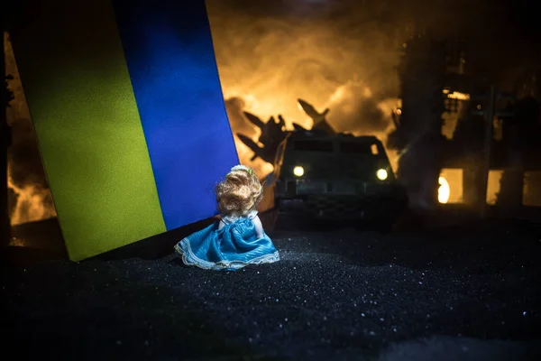 戦争中の子供たちの死 ウクライナの概念におけるロシアの戦争 小さな人形の創造的なアートワークは 燃え尽きた都市の地面にあります 選択的焦点 — ストック写真