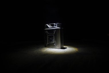 Metalik yakıt konteynırı. Benzin bidonu, mazot gazı. Arka farlı, karanlığa dayanıklı depolama tankı ateşleyin. Seçici odak