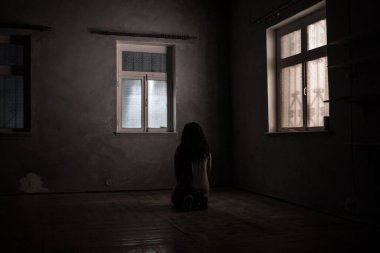Geceleri penceresi olan terk edilmiş ürkütücü odada korku silueti. Korku sahnesi. Cadılar Bayramı konsepti.