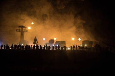 Yaratıcı sanat dekorasyonu, Ukrayna 'da Rus savaşı. Kalabalık dev bir patlama ve siluete bakıyor. Seçici odak