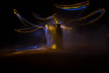 Metalik yakıt konteynırı. Benzin bidonu, mazot gazı. Arka farlı, karanlığa dayanıklı depolama tankı ateşleyin. Seçici odak