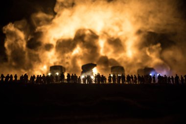 Yaratıcı sanat dekorasyonu, Ukrayna 'da Rus savaşı. Kalabalık dev bir patlamaya ve zırhlı araçlara saldırmaya bakıyor. Seçici odak