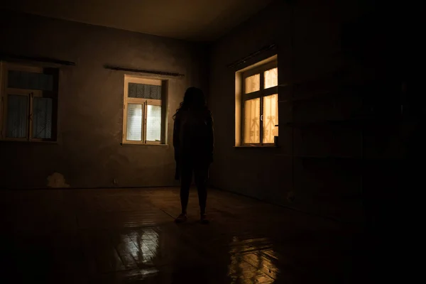 Sílhueta Horror Dentro Quarto Assustador Abandonado Com Janela Noite Cena — Fotografia de Stock