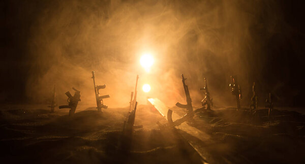 Творческое оформление произведений искусства - концепция русской войны на Украине. Дорога и гигантское оружие с гигантским взрывом ядерной бомбы. Селективный фокус