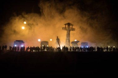 Yaratıcı sanat dekorasyonu, Ukrayna 'da Rus savaşı. Kalabalık dev insan ve gözetleme kulesinin dev patlamasına ve siluetine bakıyor. Seçici odak