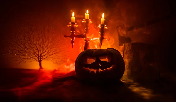 Hrůza Strašidelná Halloweenská Dýně Vyřezávanýma Očima Úsměvem Hořícími Svíčkami Sekerou — Stock fotografie