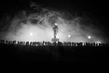 Yaratıcı sanat dekorasyonu, Ukrayna 'da Rus savaşı. Kalabalık dev bir patlama ve siluete bakıyor. Seçici odak