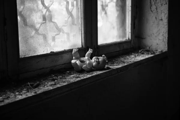 Velho Brinquedo Peitoril Janela Uma Casa Abandonada Chernobyl Ucrânia Conceito — Fotografia de Stock