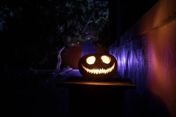 Kurpitsa Palaa Metsässä Öisin Hylätty Rakennus Metsässä Pelottava Jack Lantern — kuvapankkivalokuva