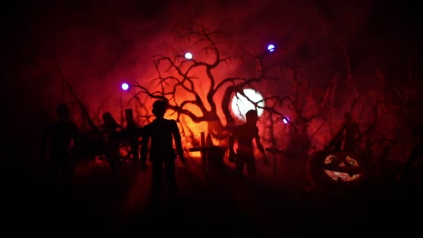 在一个雾蒙蒙的夜晚 一片令人毛骨悚然的黑暗景象展现了沼泽地中树木的轮廓 夜晚神秘的森林失火 坟场和戏剧性的阴天 — 图库视频影像