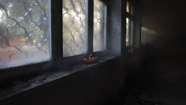 Vieux Jouet Sur Rebord Fenêtre Dans Une Maison Abandonnée Tchernobyl — Video