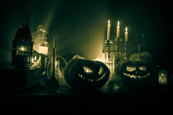 Varázslóasztal Horror Halloween Koncepció Varázsital Üvegben Fából Készült Asztalon Könyvekkel — Stock Fotó