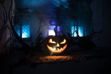 Geceleri mistik evin penceresinde korkunç Cadılar Bayramı balkabağı ya da pencereli terk edilmiş bir odada Cadılar Bayramı kabağı. Seçici odak