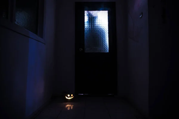 ハロウィンのコンセプト カボチャの頭を持つ暗い廊下で不気味なシルエット 背景に霧のトーンの光 選択的フォーカス ロングシャッターショット — ストック写真