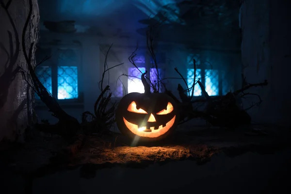 Geceleri Mistik Evin Penceresinde Korkunç Cadılar Bayramı Balkabağı Pencereli Terk — Stok fotoğraf