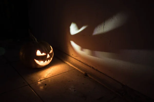 輝くカボチャとハロウィーンのホラーコンセプト ハロウィン悪のカボチャは暗闇の中で笑顔 選択的フォーカス 長時間露光 — ストック写真