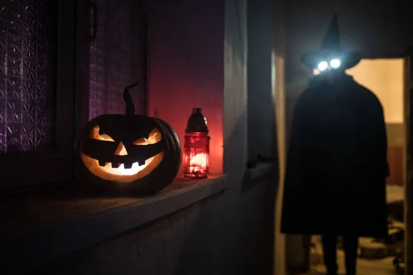 Concetto Halloween Silhouette Raccapricciante Nel Corridoio Buio Con Testa Zucca — Foto Stock